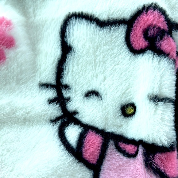 NEW! 🎀 Hello Kitty Daisy and Bows Faux Rabbit Fur Throw - Picture 4 of 5